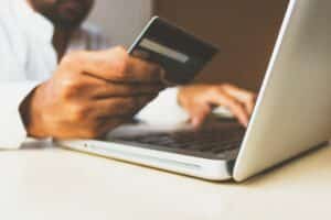 De manier waarop Nederlanders hun dagelijkse geldzaken regelen, is de afgelopen jaren ingrijpend veranderd. Waar tien jaar geleden bankafschriften werden uitgeprint en overschrijvingen via een fysiek formulier werden ingediend, doet vrijwel iedereen dit nu met een paar tikken op een smartphone. Die verschuiving gaat sneller dan velen beseffen en raakt elk aspect van persoonlijk financieel beheer. Traditioneel bankieren staat daardoor onder druk. Bankkantoren sluiten, openingstijden worden ingeperkt en klanten regelen steeds meer zelf via apps. Dat brengt voordelen met zich mee — meer overzicht, meer gemak — maar vraagt ook om een bewustere houding ten opzichte van de platforms die iemand gebruikt en de risico's van volledige digitale afhankelijkheid. Traditioneel bankieren verliest terrein aan alternatieven De grote Nederlandse banken hebben hun fysieke aanwezigheid de afgelopen jaren drastisch verminderd. Klanten kunnen vrijwel alle bankhandelingen — van overboekingen tot spaarpotjes instellen en limieten aanpassen — volledig digitaal uitvoeren. Die ontwikkeling is niet per se negatief: voor veel mensen betekent het juist meer grip op hun financiën, omdat transacties direct zichtbaar zijn en meldingen per app binnenkomen. Naast traditionele banken zijn er steeds meer alternatieve aanbieders actief op de betaalmarkt. Neobanken zoals Revolut en Bunq bieden rekeningen zonder papierwerk aan. Betaaldiensten zoals PayPal en Wise verwerken internationale overboekingen buiten het traditionele bankensysteem. Crypto-wallets maken betalingen mogelijk zonder tussenkomst van een financiële instelling. Streamingdiensten zoals Netflix en Spotify verwerken abonnementsbetalingen volledig buiten de bank om via digitale wallets en prepaid opties. Gaming-platforms zoals Steam accepteren crypto en digitale tegoeden als standaard betaalmethode. Online kansspelplatforms zoals gokken zonder cruks werken met alternatieve betaalmethoden en zonder verplichte koppeling aan het Nederlandse bankensysteem. Zo illustreert de digitale betalingsrevolutie hoe breed haar bereik inmiddels is. Digitale wallets en prepaidkaarten winnen populariteit Digitale wallets zoals Apple Pay en Google Pay zijn in Nederland razendsnel gemeengoed geworden. Consumenten koppelen hun betaalpas aan hun telefoon en betalen contactloos zonder de pas zelf te hoeven pakken. In 2025 was maar liefst 95% van alle pinbetalingen aan de toonbank contactloos, zo blijkt uit de publicatie van Betaalvereniging Nederland. Dat cijfer illustreert hoe fundamenteel het betaalgedrag is verschoven. Prepaidkaarten en virtuele betaalkaarten spelen eveneens een grotere rol, met name bij mensen die bewust hun uitgaven willen afschermen of een apart budget willen aanhouden voor specifieke categorieën. Het voordeel van deze producten is de scheiding tussen het hoofdrekening-saldo en het uitgavenbudget, wat budgetbeheer concreet maakt. Tegelijkertijd vraagt het gebruik van meerdere betaalplatforms om aandacht: wie te veel accounts beheert, verliest snel het financieel overzicht. Regulering bepaalt welke platforms toegankelijk blijven Niet elk digitaal betaalplatform is zomaar toegankelijk in Nederland. Toezichthouders zoals De Nederlandsche Bank en de Autoriteit Financiële Markten stellen strenge eisen aan bedrijven die betaaldiensten aanbieden. Die eisen beschermen consumenten, maar beperken ook de keuze. Platforms zonder vergunning worden geblokkeerd of actief ontraden, wat de markt overzichtelijker maar ook smaller maakt. Concreet speelt dit ook op wetgevend niveau. Per 1 januari 2026 geldt een verbod op contante betalingen voor goederen vanaf 3.000 euro, terwijl consumenten voor kleinere bedragen juist het recht krijgen om contant te betalen, aldus een analyse van Finnius over de recente wijzigingen in de Wwft en het Burgerlijk Wetboek. Die tweeledige aanpak — begrenzing van cash bij grote bedragen, bescherming van cash bij kleine — toont aan dat de overheid digitalisering stuurt maar niet onbeperkt afdwingt. Financiële zelfstandigheid vraagt om bewuste platformkeuze Meer digitale vrijheid betekent ook meer verantwoordelijkheid. Wie zijn financiën volledig digitaal regelt, is afhankelijk van de beschikbaarheid en betrouwbaarheid van die platforms. Een storing bij een neobank of wallet kan betekenen dat iemand tijdelijk geen toegang heeft tot zijn geld. Dat is waarom financieel adviseurs en instanties als het Nibud aanraden om naast digitale betaalmiddelen ook contant geld beschikbaar te hebben als back-up. De verschuiving naar digitaal geldbeheer biedt tegelijkertijd echte kansen voor particulieren die grip willen houden op hun financiën. Apps met categorisatie, automatische spaardoelen en realtime notificaties geven mensen een inzicht dat vroeger alleen beschikbaar was voor wie maandelijks zijn bankafschriften zorgvuldig doornam. Op Europees niveau komt daar nog meer bij: lidstaten bereikten in 2025 een akkoord over de digitale euro, aldus een bericht van Computable, wat burgers in de toekomst toegang geeft tot publiek digitaal geld via bestaande bankapps. Wie nu al bewuste keuzes maakt over welke platforms hij vertrouwt en gebruikt, staat straks sterker in een financieel landschap dat alleen maar complexer wordt.