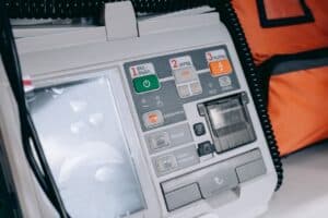 AED op kantoor of in de fabriek: kopen, leasen of laten beheren?
